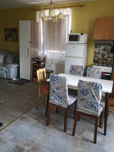 ein Esszimmer mit einem Tisch und Stühlen sowie eine Küche in der Unterkunft apartmánový byt v centre Banskej Bystrice in Banská Bystrica