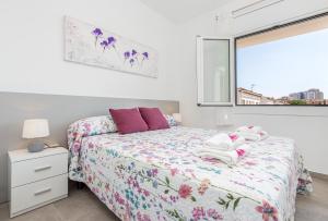 エンプリアブラバにあるApart-rent Apartment Bahia 0014のベッドルーム(ベッド1台、窓付)