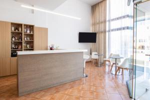 TV a/nebo společenská místnost v ubytování Atlantis Hotel