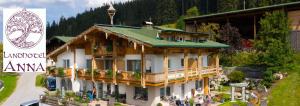 een groot gebouw met mensen die er buiten staan bij Landhotel Anna in Sankt Martin am Tennengebirge