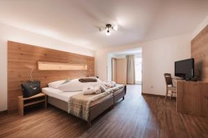 A bed or beds in a room at Wellness Aparthotel Panorama Alpin - Ferienwohnungen Jerzens im Pitztal