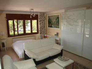 Fotografie z fotogalerie ubytování Near the beach, 8 bedrooms, sleeps 22, Jacuzzi, Full AC, BBQ, 2 kitchens, 2 dishwashers, fast internet, ping pong, cars not necessary v destinaci Les tres Cales