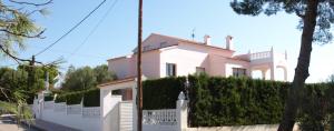 Fotografie z fotogalerie ubytování Near the beach, 8 bedrooms, sleeps 22, Jacuzzi, Full AC, BBQ, 2 kitchens, 2 dishwashers, fast internet, ping pong, cars not necessary v destinaci Les tres Cales