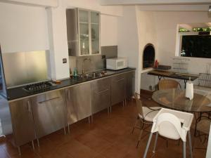 Fotografia z galérie ubytovania Near the beach, 8 bedrooms, sleeps 22, Jacuzzi, Full AC, BBQ, 2 kitchens, 2 dishwashers, fast internet, ping pong, cars not necessary v destinácii Les tres Cales