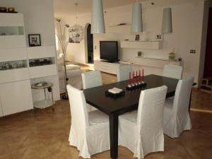 Fotografie z fotogalerie ubytování Near the beach, 8 bedrooms, sleeps 22, Jacuzzi, Full AC, BBQ, 2 kitchens, 2 dishwashers, fast internet, ping pong, cars not necessary v destinaci Les tres Cales