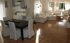 Fotografia z galérie ubytovania Near the beach, 8 bedrooms, sleeps 22, Jacuzzi, Full AC, BBQ, 2 kitchens, 2 dishwashers, fast internet, ping pong, cars not necessary v destinácii Les tres Cales
