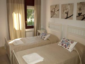 Fotografie z fotogalerie ubytování Near the beach, 8 bedrooms, sleeps 22, Jacuzzi, Full AC, BBQ, 2 kitchens, 2 dishwashers, fast internet, ping pong, cars not necessary v destinaci Les tres Cales