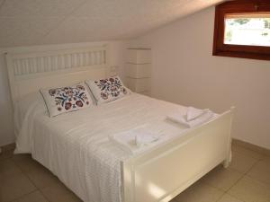 Fotografie z fotogalerie ubytování Near the beach, 8 bedrooms, sleeps 22, Jacuzzi, Full AC, BBQ, 2 kitchens, 2 dishwashers, fast internet, ping pong, cars not necessary v destinaci Les tres Cales