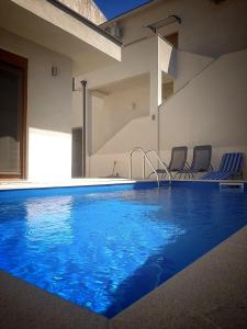 una piscina de agua azul en un edificio en Villa Diamond, en Mostar