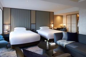 pokój hotelowy z 2 łóżkami i kanapą w obiekcie Grand InterContinental Seoul Parnas, an IHG Hotel w Seulu