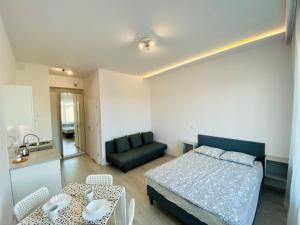 Łóżko lub łóżka w pokoju w obiekcie Center Warsaw- Apartamenty Smolna