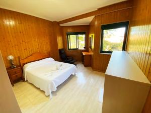 Кровать или кровати в номере Apartamentos en Playa de Samil Primera Línea de playa Pe Na Areia