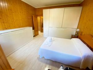 Кровать или кровати в номере Apartamentos en Playa de Samil Primera Línea de playa Pe Na Areia