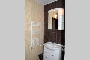 Ένα μπάνιο στο Cozy One Bedroom Apartment in Iglika Complex +14 φωτογραφίες