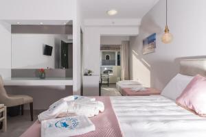 Un pat sau paturi într-o cameră la Denise Beach Hotel
