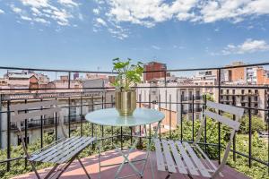 una mesa y sillas en un balcón con vistas en Rocafort in Eixample, en Barcelona