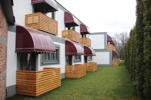 una fila de balcones de madera en el lateral de un edificio en LH Boardinghouse GmbH - wi Dahaam en Küps