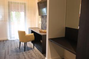 eine Küche mit einem Schreibtisch und einem Stuhl in einem Zimmer in der Unterkunft LH Boardinghouse GmbH - wi Dahaam in Küps