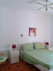 Posteľ alebo postele v izbe v ubytovaní Apartment in Patti Marina: a step away from the sea and from the center!