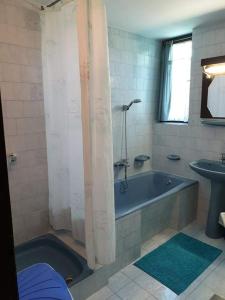 Anna Apartman في Lovas: حمام مع حوض استحمام ومغسلة