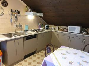 Lovas的住宿－Anna Apartman，厨房配有水槽和炉灶 顶部烤箱
