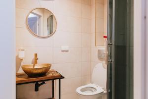 un baño con lavabo e inodoro en Kamieniczka Palladium, en Gdansk 81 fotos más