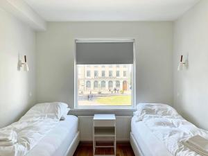Postel nebo postele na pokoji v ubytování Day Dream Townhall Square Apartments