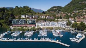 eine Luftansicht auf einen Yachthafen mit Booten im Wasser in der Unterkunft Hotel de Charme Laveno in Laveno-Mombello