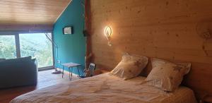 Ένα ή περισσότερα κρεβάτια σε δωμάτιο στο Chambre d'hôtes à la Chèvrerie de Saint Michel