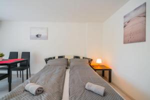 Giường trong phòng chung tại Zigzag Apartman