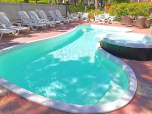 Bazén v ubytování Hotel Monaco - parcheggio incluso e piscina - min 2 gg nebo v jeho okolí