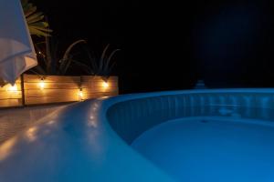 un jacuzzi en el patio trasero por la noche en Beach Apartment, en Playa de Santiago