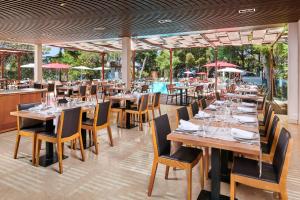Reštaurácia alebo iné gastronomické zariadenie v ubytovaní Villa Galijot Plava Laguna