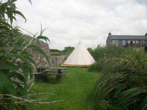 Zahrada ubytování Aille River Tourist Hostel Glamping Doolin + 5 fotografií