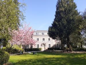 Taman di luar les Gîtes du Château de Maltot +6 gambar