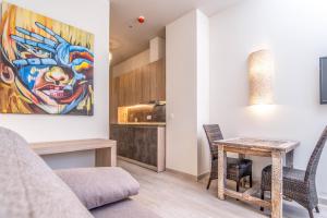 O bucătărie sau chicinetă la Tarifa Suites by QHotels