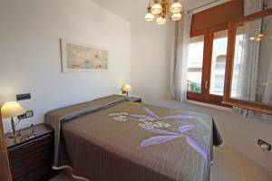 a bedroom with a bed and a window at Apart-rent Casa con piscina Sant Maurici 0191 in Empuriabrava