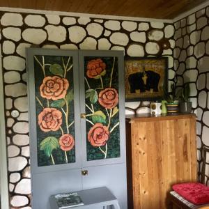 una habitación con dos fotos de rosas en la pared en Arthome Småland, en Ruda