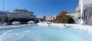 a large swimming pool in the middle of a yard at Empuriabrava 500m de la plage de la Rubina in Empuriabrava