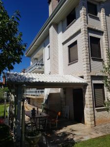 een gebouw met een tafel ervoor bij Hana in Umag