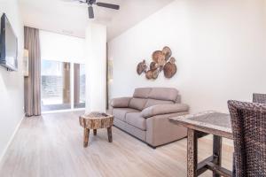 sala de estar con sofá y mesa en Tarifa Suites by QHotels en Tarifa