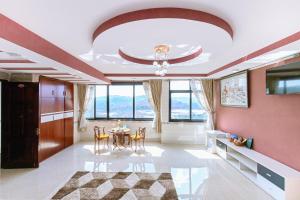 a dining room with a table and chairs at Sai Gon Dak Nong Hotel in Gia Nghĩa