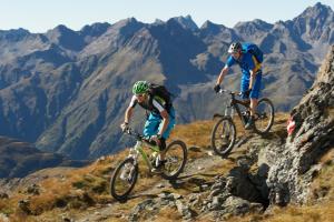 Dos personas montando bicicletas en un sendero de montaña en Gasthof Alt Paznaun en Ischgl