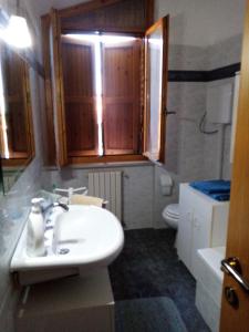 y baño con lavabo y aseo. en "La Gardenia" Affittacamere, en Marina di Montemarciano