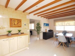 Η κουζίνα ή μικρή κουζίνα στο Villa Colibrí, con piscina privada para 6 personas