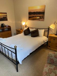 A bed or beds in a room at The White Horse Inn