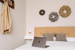 einen Laptop auf einem Bett in der Unterkunft Apartment an der Altstadt: #Oslo in Hameln