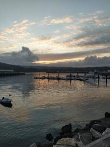 einen Sonnenuntergang über einem Wasserkörper mit Booten in der Unterkunft O Porto Mariñeiro in Cillero