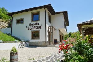um edifício com um sinal que lê Kappa Skoport em Konoba Slapovi em Jajce