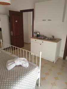 um quarto com uma cama, um lavatório e um balcão em Dimoramuri B&B em Catânia